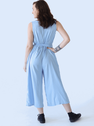 One piece ample et confortable bleu pâle noué à la taille. Designer québécois.