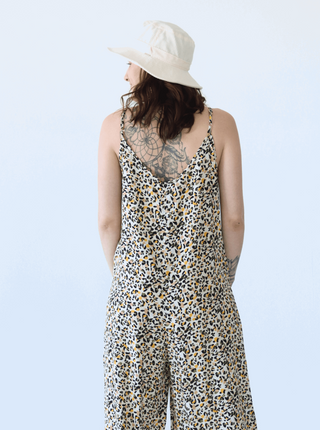 Combinaison ample et confortable à motif léopard jaune et noir. Designer québécois.