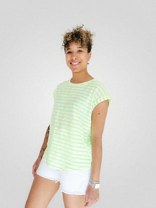 Chandail blanc rayé vert pâle manche courte très ample et confortable. Designer québécois.
