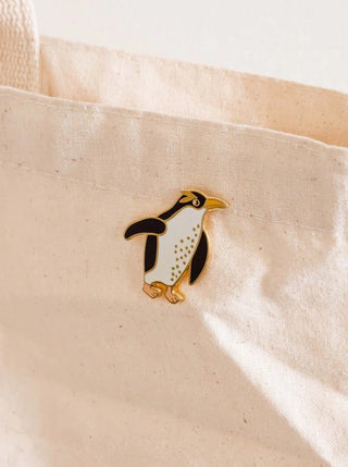 Pin's Pingouin Mimi & August, parfaite idée de cadeau pour femme.