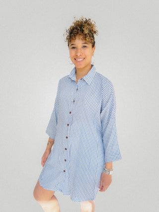 Robe d'été à carreaux bleu ample avec manche longue et boutonnière, très confortable. Designer québécois.