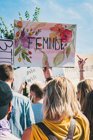 soutenir les causes qui nous tiennent à coeur féministe femme pancarte