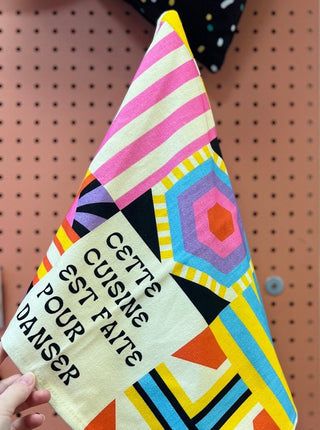 Linge à vaisselle coloré inscrit: cette cuisine est faite pour danser. Parfait idée cadeau pour femme. Fait au Québec.