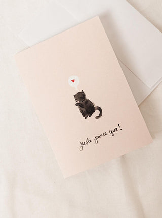 Carte de souhait Juste parce que Mimi & August, représentant un chat qui se lèche avec un cœur et l'inscription "Juste parce que !". Fabriquée au Canada, parfaite idée de cadeau pour femme.