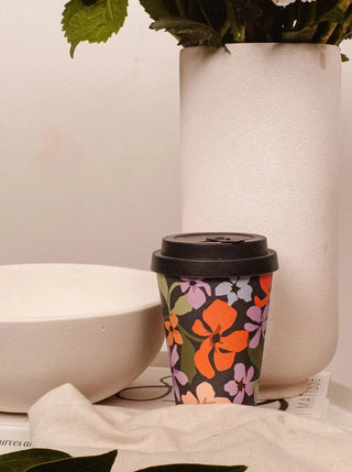 Tasse réutilisable Café Yo Mimi & August, tasse noire fleurie. Parfaite idée de cadeau pour femme.