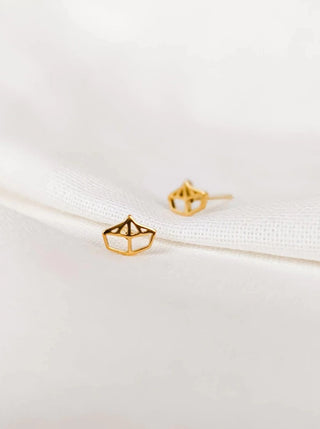 Boucles d'oreilles Petit Bateau Mimi & August, en acier inoxydable et plaqué or. Fabriquées à la main, parfaite idée de cadeau pour femme.