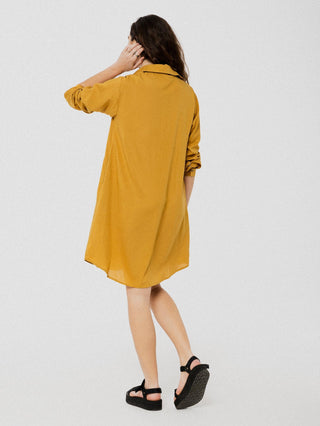 Robe d'été légère, ample et confortable couleur doré avec boutonnière et manche longue. Designer québécois.