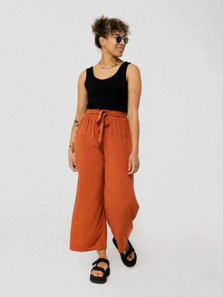 Pantalon orange brûlé ample et confortable avec ceinture à la taille. Designer québécois.