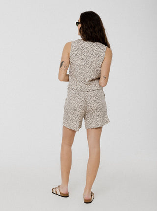Short ivoire avec motif léopard ample, léger et confortable avec élastique au dos et poches latérales. Designer québécois.