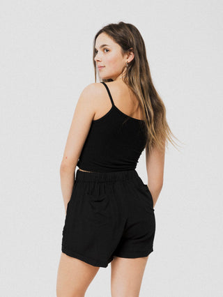 Short noir ample, léger et confortable avec élastique au dos et poches latérales. Designer québécois.