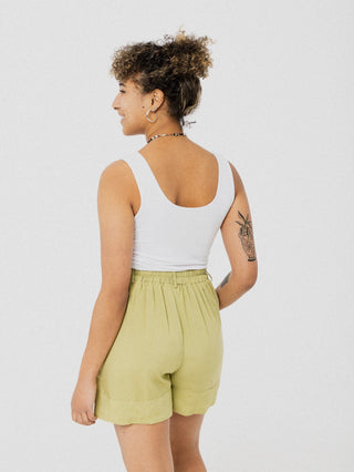 Short vert ample, léger et confortable avec élastique au dos et poches latérales. Designer québécois.