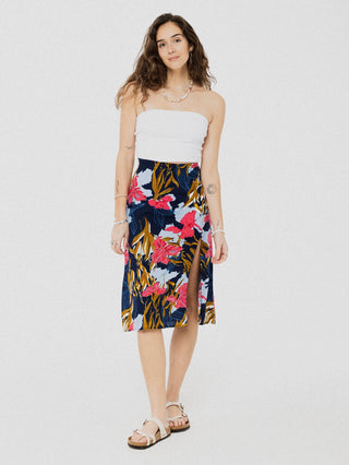 Jupe droite ample et confortable avec légère ouverture à l'avant marine à motif de fleurs tropicales rose et bleu. Taille élastique au dos. Designer québécois.