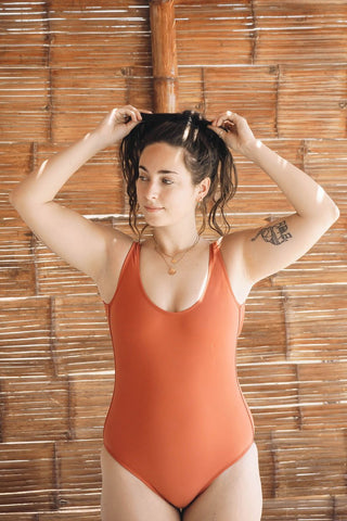 Maillot de bain une pièce Tamarindo- Riad Mimi & August, maillot orange ouvert dans le dos. Conçus à Montréal, Québec.