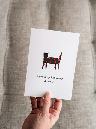 Mimi & August carte de souhait Beaucoup beaucoup d'amour, avec un chat orné de cœurs. Création locale au Canada, parfaite idée de cadeau pour femme.