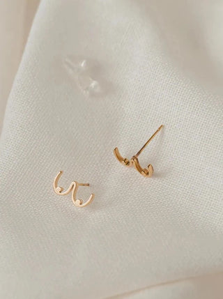 Boucles d'oreilles Boobs Mimi & August en forme de seins et plaqué or. Fabriquées à la main, parfaite idée de cadeau pour femme.