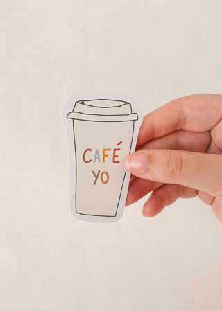 Autocollant en vinyle Mimi & August représentant une tasse à café avec inscrit "café yo". Parfait idée cadeau pour femme.