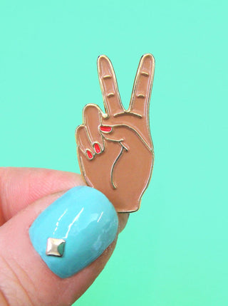 COUCOU SUZETTE Pin's Peace - Noir, épinglette d'une main qui fait le signe peace, parfaite idée de cadeau pour femme.