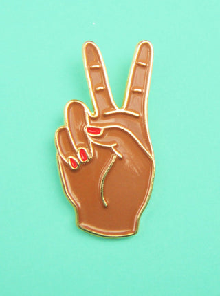 COUCOU SUZETTE Pin's Peace - Noir, épinglette d'une main qui fait le signe peace, parfaite idée de cadeau pour femme.