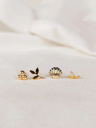 Ensemble de 4 boucle d'oreilles Tofino- or Mimi & August, représentant un coquillage, une vague, une feuille et des perles. Parfaite idée de cadeau pour femme.