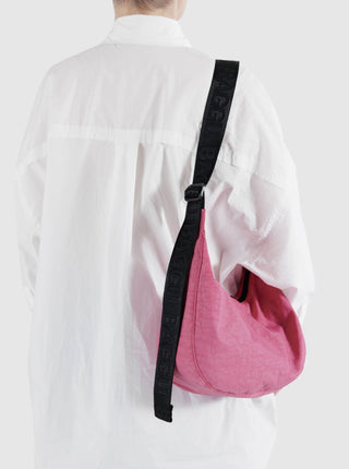 BAGGU Sac Moyen Crescent Nylon - Rose Azalée, sac en forme de croissant qui mesure 8" × 13 ¾" × 4". Vendu à Montréal.