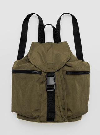 BAGGU Backpack de Sport - Seaweed, sac kaki avec deux poches extérieures zippées. Vendu à Montréal.