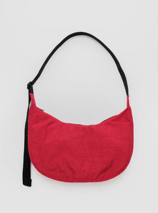 BAGGU Sac Moyen Crescent Nylon - Rouge, sac en forme de croissant qui mesure 8" × 13 ¾" × 4". Vendu à Montréal.