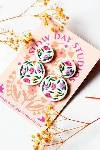 SLOW DAY STUDIOS Boucles d'oreilles Floral - Blanc Cassé