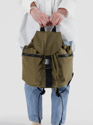 BAGGU Backpack de Sport - Seaweed, sac kaki avec deux poches extérieures zippées. Vendu à Montréal.