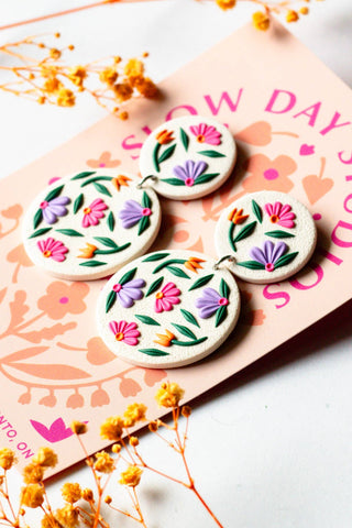 SLOW DAY STUDIOS Boucles d'oreilles Floral - Blanc Cassé