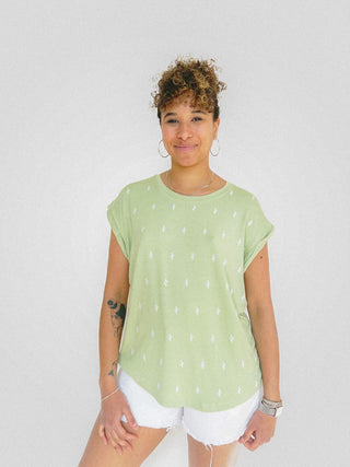 Chandail vert pâle avec des petits cactus blancs à manche courte très ample et confortable. Designer québécois.