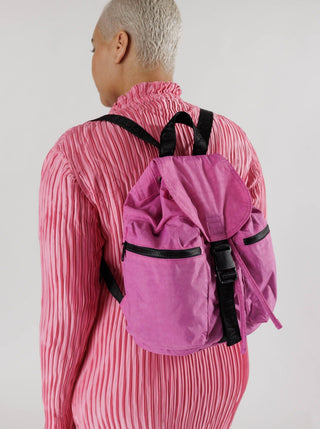 BAGGU Backpack de Sport - Extra Rose, avec deux poches extérieures zippées. Vendu à Montréal.