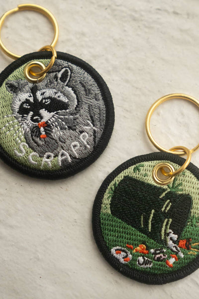 STAY HOME CLUB Porte-clés - Scrappy Raccoon
