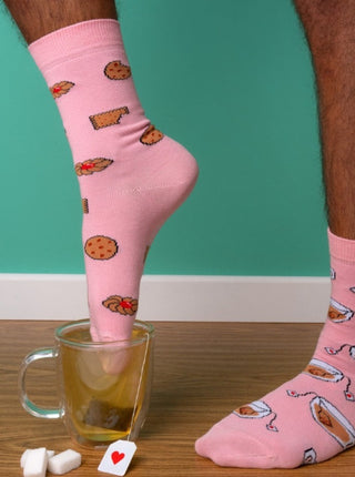 COUCOU SUZETTE Chaussettes - Tea Time, chaussettes rose avec biscuits et thés, parfaite idée de cadeau pour femme.