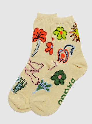 BAGGU Chaussettes Crew - Oiseaux, chaussettes jaunes avec des motifs de fleurs et d'oiseaux qui arrivent mi-mollet. Vendu à Montréal.