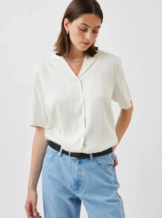 MINIMUM Chemise Ailas - Lait de Coco, chemise avec manches qui arrivent aux coudes. Vendu dans une boutique de créateurs locaux.