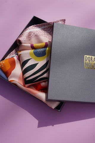 DORA NOLA Foulard en Soie 90 - She/Her