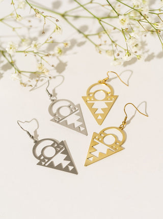 Boucle d'oreille avec un triangle pointant vers le bas or ou argent. Montreal designer boutique. 
