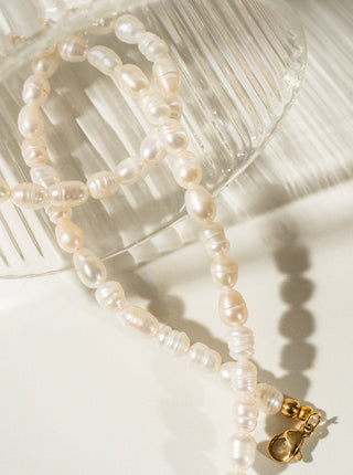 Collier de perles blanches. Montreal designer boutique.