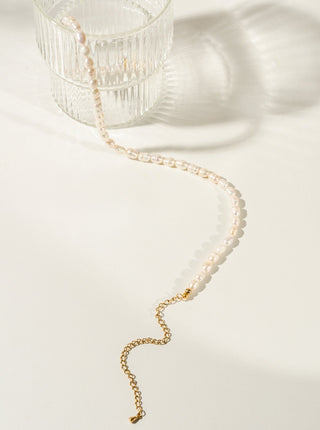 Collier de perles blanches. Montreal designer boutique.