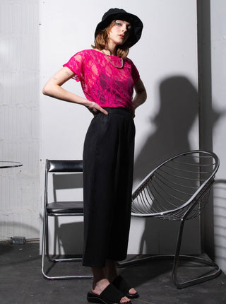 Chandail en dentelle transparent rose flash à manche courte et ample Eve Lavoie. Montreal designer boutique.