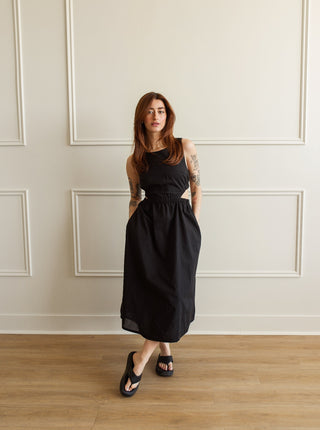 Robe Eleonor - Noir Dailystory, robe longue noire ouverte sur les côtés et dans le dos. Fabriquée à Montréal, Québec.