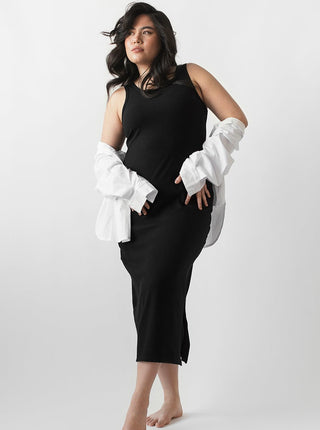 Robe Monica - Noir Dailystory, robe longue plus ample au niveau du ventre et des cuisses. Fabriquée à Montréal, Québec. 