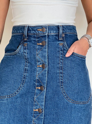 Longue jupe en jeans foncé avec boutonnière en avant, taille haute. Fait au Québec par Yoga Jeans.