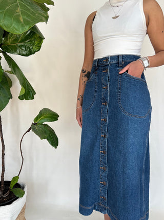 Longue jupe en jeans foncé avec boutonnière en avant, taille haute. Fait au Québec par Yoga Jeans. 