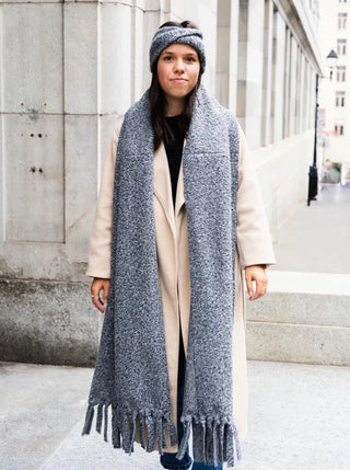 Long et épais foulard gris GIBOU. Montreal designer boutique.