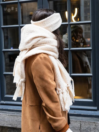 Long et épais foulard blanc GIBOU. Montreal designer boutique.