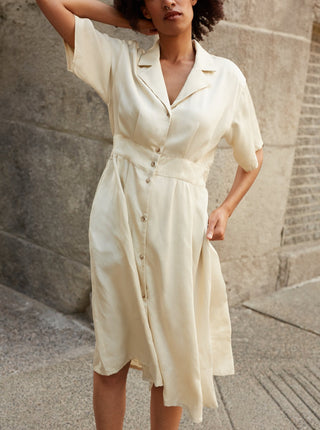 MAS Robe Athens - Oyster, robe style chemise, col cranté, jupe fluide. Fait localement à Montréal, Québec.