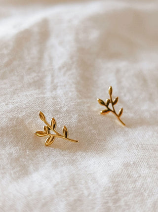 Boucles d'oreilles branche d'olivier Mimi & August en acier inoxydable et plaqué or. Fabriquées à la main.