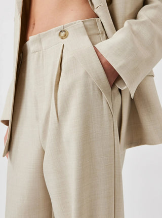 MINIMUM Pantalon Peytons - Beige, pantalon de costume droit avec poches. Vendu dans une boutique de créateurs locaux.