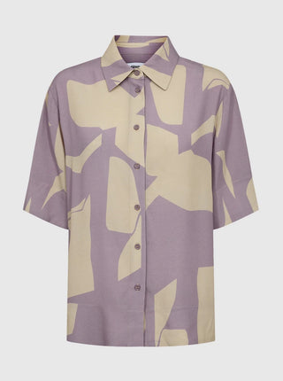 MINIMUM Chemise Seliana, chemise avec manches qui arrivent aux coudes. Vendu dans une boutique de créateurs locaux.